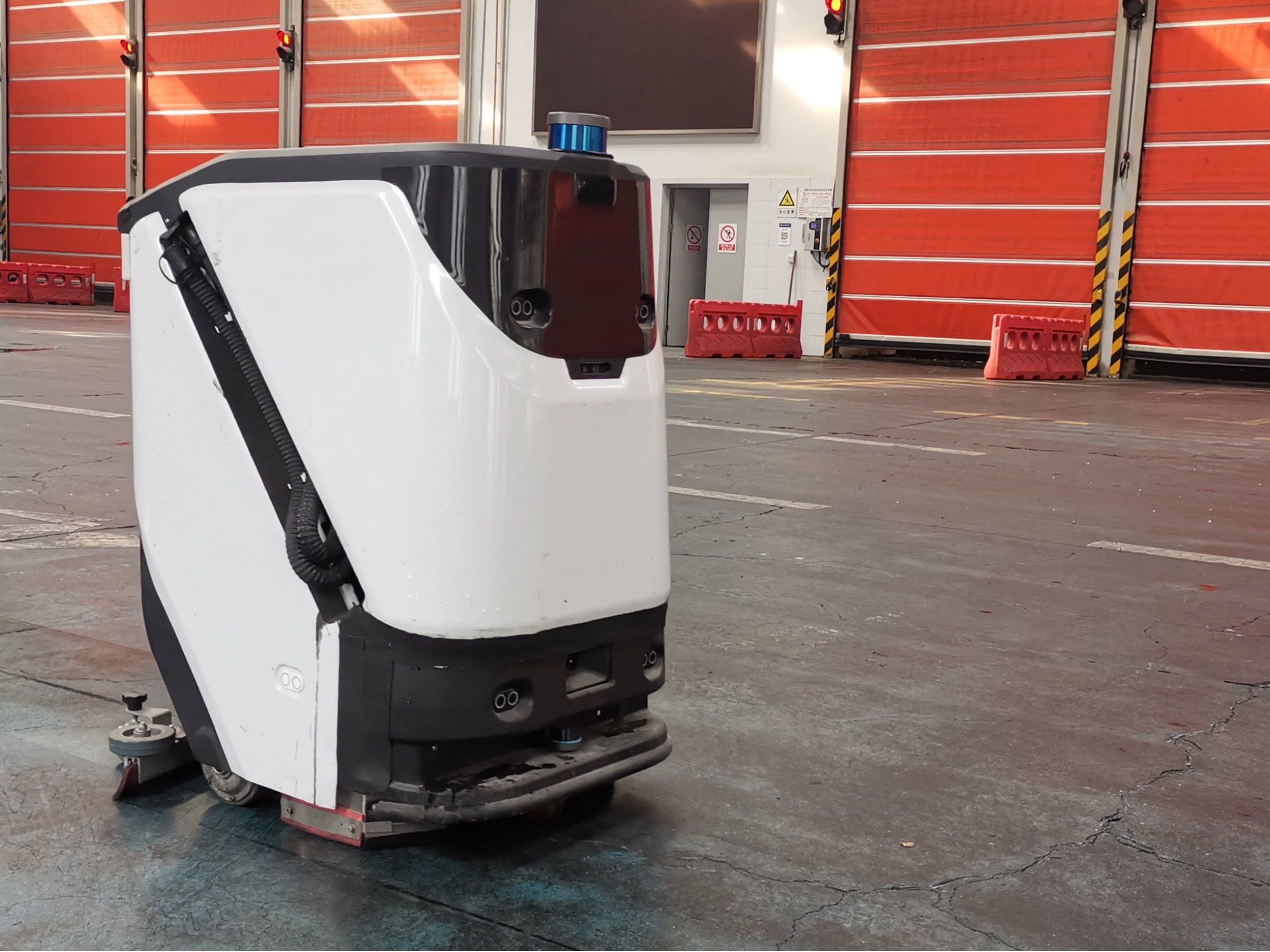 制造業(yè)老板必看：一臺(tái)洗地機(jī)，年省近20萬？保潔成本該這么算