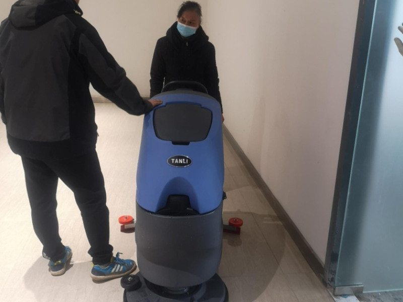 為什么餐廳需要使用洗地機(jī)？