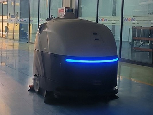 保潔員看了都服！坦力工廠自動掃地機器人 "卷" 翻高鐵站