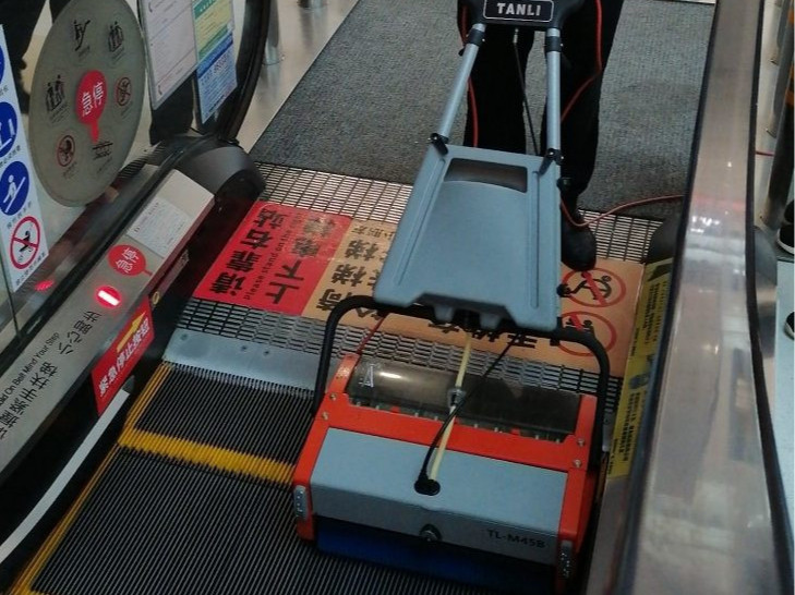 站著就能“輸出”？來(lái)看這場(chǎng)商超自動(dòng)扶梯清潔大作戰(zhàn)