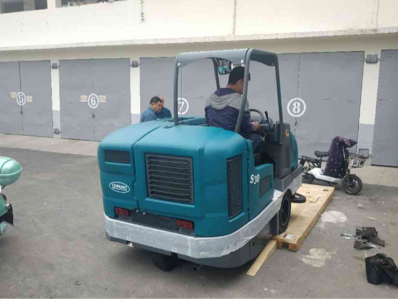 冬季猛降溫，環(huán)衛(wèi)掃地機(jī)要注意哪些問題？